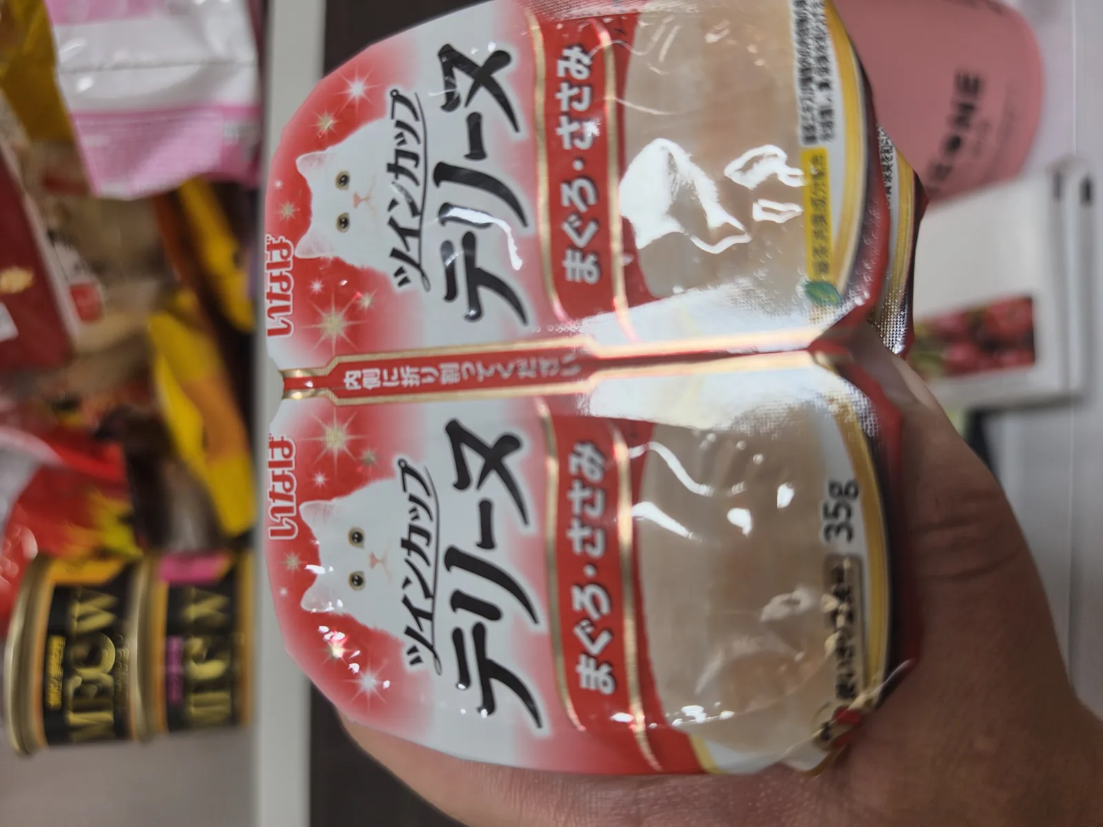 가운데 연결부로 나뉜 이나바 트윈컵 참치와 닭가슴살 35g 두 컵